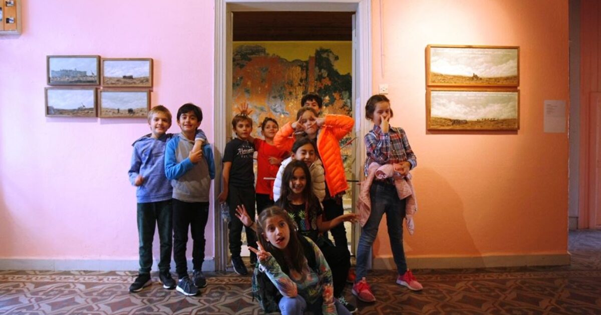 Children visiting Bordo Bina