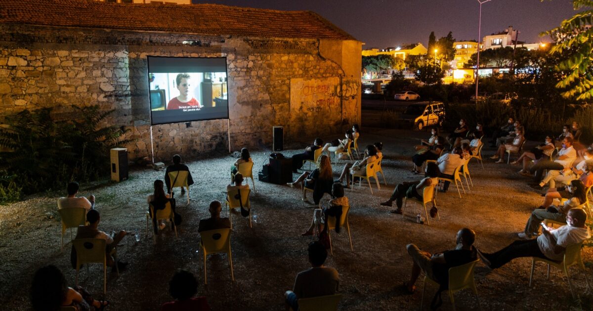 mahal açık alan film gösterimleri